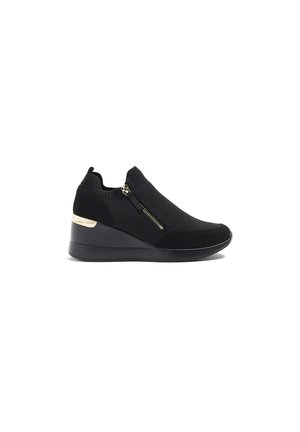 Czarny sneaker na koturnie z dzianinową cholewką, bocznym zamkiem i złotym akcentem na pięcie, zaprojektowany do noszenia na co dzień i łatwego wkładania.
