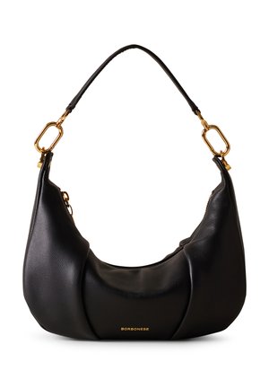 Borsa a spalla in pelle nera con un design curvo, dettagli in metallo dorato e un logo inciso in modo discreto sulla parte anteriore. Texture liscia.
