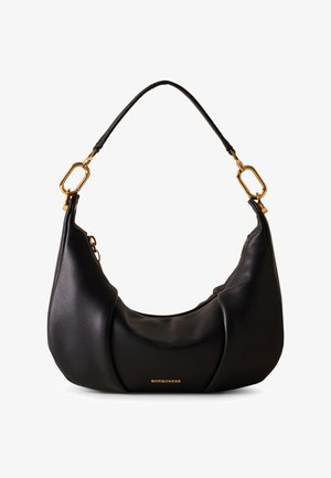 Borsa a spalla in pelle nera con un design curvo, dettagli in metallo dorato e un logo inciso in modo discreto sulla parte anteriore. Texture liscia.