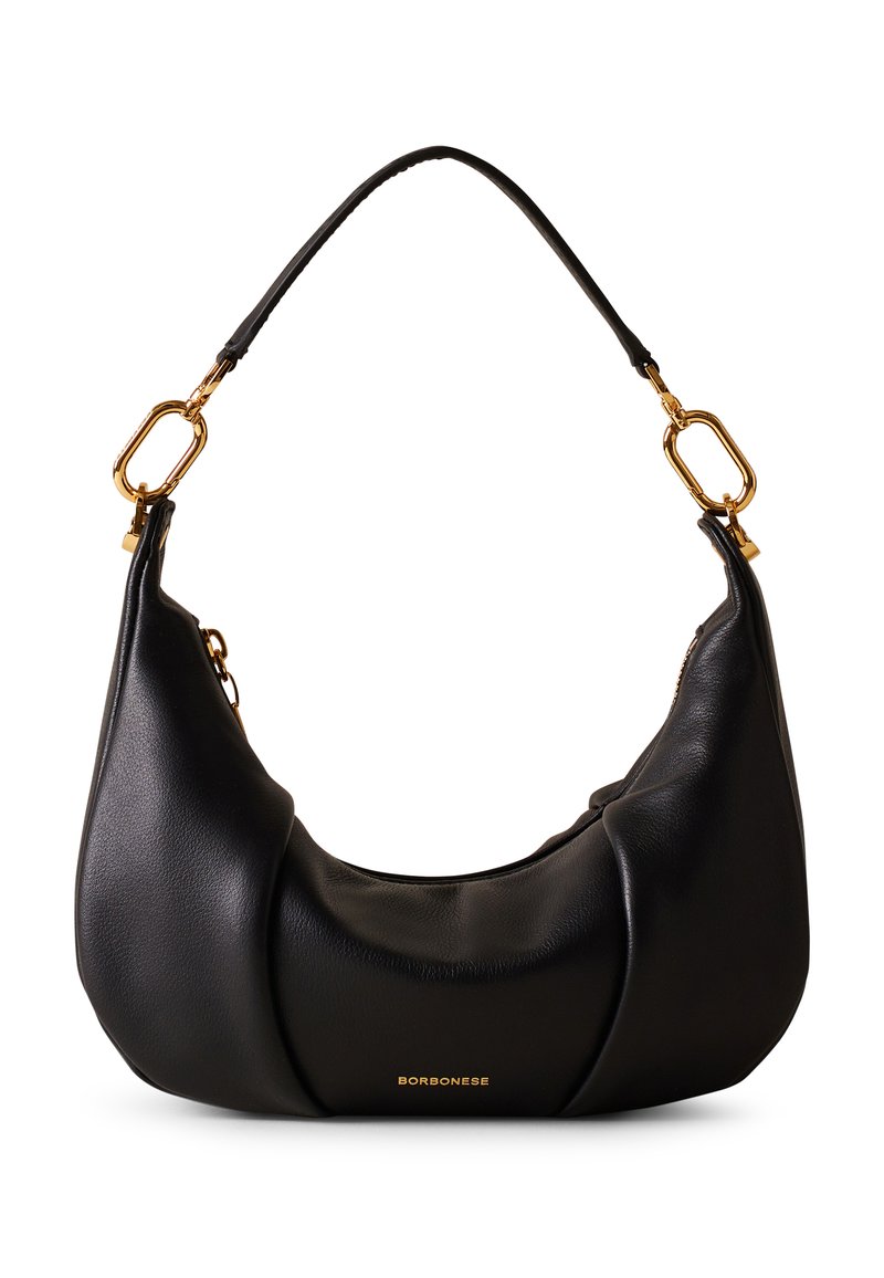 Borsa a spalla in pelle nera con un design curvo, dettagli in metallo dorato e un logo inciso in modo discreto sulla parte anteriore. Texture liscia.
