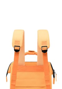 Oranger Rucksack mit gepolsterten Riemen und einem Obergriff. Verfügt über einen strukturierten Stoff, verstellbare Schnallen und ein Reißverschlussfach.