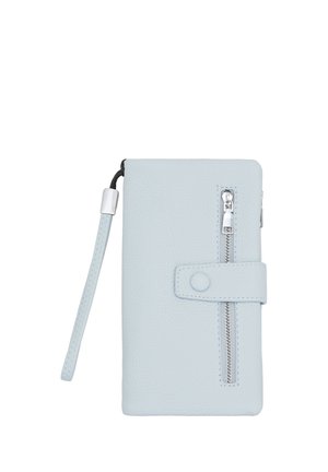 Portafoglio in pelle azzurro chiaro con cinturino da polso, tasca frontale con cerniera e chiusura a bottone automatico su sfondo bianco.