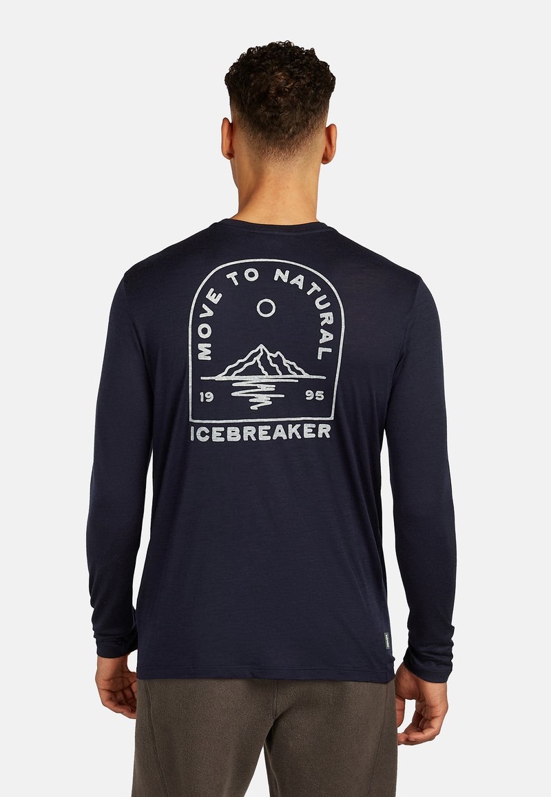 Camicione a maniche lunghe di colore blu navy in tessuto leggero, con una grafica di montagna e la scritta "Move to Natural Icebreaker" sul retro.