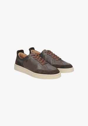 Brązowe skórzane sneakersy z zamszowymi akcentami, z sznurowanym wzorem, białą gumową podeszwą i wyściełanym kołnierzem. Teksturowane wykończenie z kontrastującymi elementami.