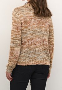 Pletený svetr s teplým, strukturovaným vzorem v odstínech hnědé a béžové. Žebrované manžety a lem, pohodlný střih.