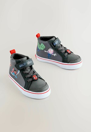 Graue High-Top-Sneaker mit lebendigen Superhelden-Grafiken, roten Akzenten, einem Klettverschluss und einer Gummisohle mit weißem Rand.