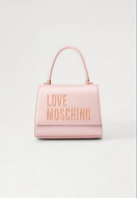 Rozā ādas rokassoma ar augšējo rokturi un lieliem izceltiem burtiem "LOVE MOSCHINO" uz priekšējā pārsega.