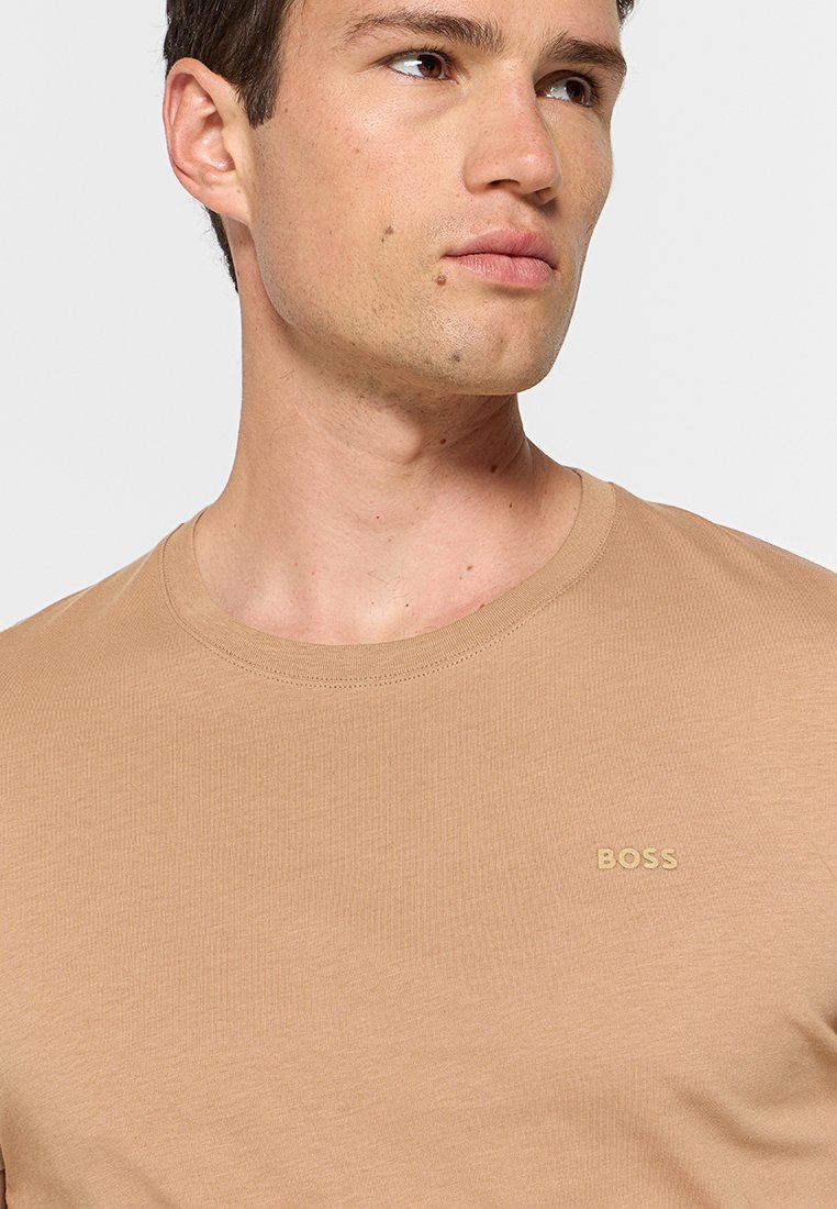 Kurzes T-Shirt mit kurzen Ärmeln aus geripptem Baumwollstoff, mit einem Rundhalsausschnitt und einem dezenten, hellbeigen "BOSS"-Logo, das gestickt ist.
