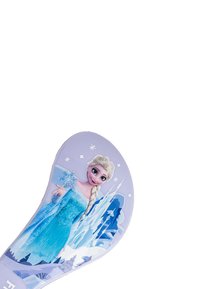 Paarse inlegzool met een ontwerp van een personage in een glinsterende blauwe jurk met een vlecht, tegen een ijzige achtergrond met witte accenten.
