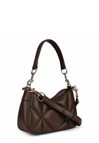 Borsa a tracolla in pelle marrone scuro con design geometrico cucito, dotata di manico corto e spallacci regolabili con hardware in tonalità oro.
