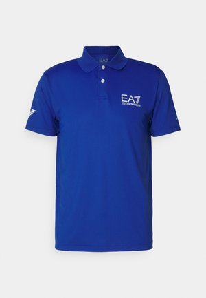 Modrá polo košeľa vyrobená z priedušného materiálu, s golierom, troma gombíkmi a logom EA7 na hrudi. Krátke rukávy s jemným brandingom.