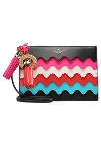 Sort læder clutch med bølgemønstre i pink, rød, hvid og blå. Har dekorative læbestifter og en roset-formet accent. Inkluderer en skulderrem.