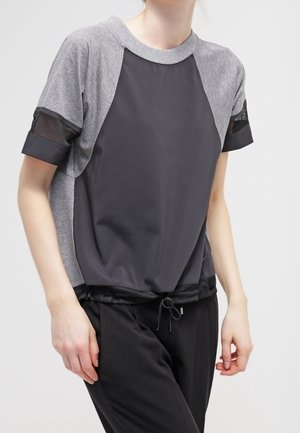 Débardeur de sport à manches courtes avec un devant en jersey gris et des accents en maille gris foncé, doté d'un ourlet à cordon de serrage et d'une coupe décontractée.