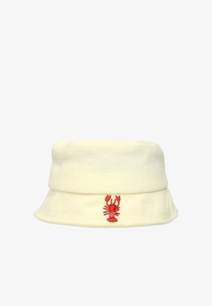 Cappello a secchiello giallo in tessuto morbido, con un design ricamato di un'aragosta rossa sulla parte anteriore e una tesa arrotolata.