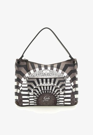 Borsa con un design ad arco a righe bianche e nere che ricorda i modelli architettonici e con "Gabs 600" stampato sul davanti.