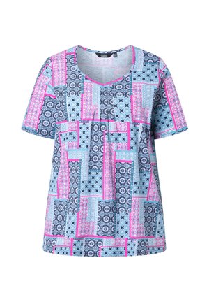 Kurzärmeliges V-Ausschnitt-Shirts mit einem Patchwork-Muster aus blauen, rosa und marineblauen geometrischen und floralen Formen, die rosa umrandet sind.