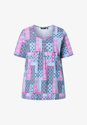 Camiseta de manga corta con escote en V con un patrón de patchwork de formas geométricas y florales en azul, rosa y azul marino, delineadas en rosa.