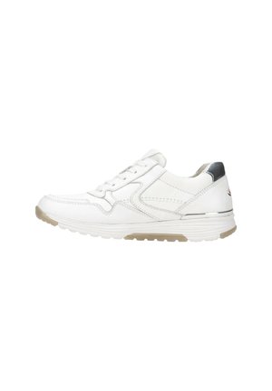 Witte sneaker met een gladde leren bovenkant, subtiele stiksels, een zilverkleurige accent op de hak en een gestructureerde beige rubberen zool.