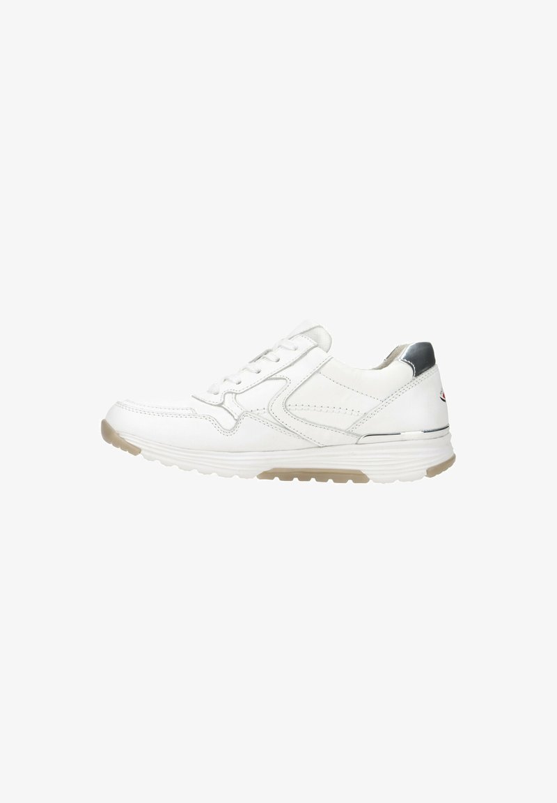Witte sneaker met een gladde leren bovenkant, subtiele stiksels, een zilverkleurige accent op de hak en een gestructureerde beige rubberen zool.