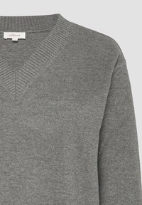 Grauer Strickpullover mit V-Ausschnitt, gerippten Details am Kragen und langen Ärmeln. Weiche Textur, lässiges Design ideal zum Schichten.