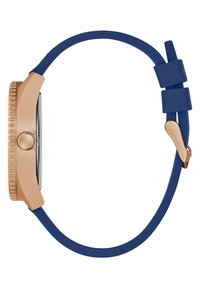 Zegarek w kolorze różowego złota z prostokątną tarczą, niebieskim silikonowym paskiem i boczną koronką. Posiada minimalistyczny design z teksturowanym pierścieniem.