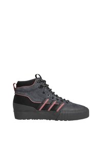 Zapatillas altas de gamuza gris y tela con acentos en negro, presentando rayas rosas, suela texturizada y cordones negros.