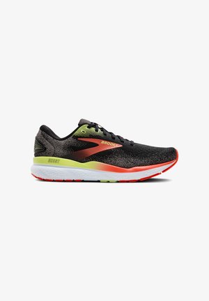 Zapatilla de running negra con parte superior de malla, acentos verdes y detalles rojos. Presenta una suela acolchada y un diseño de gradiente suave en el talón.