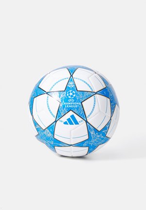 Adidas Champions League - jalkapallo, valkoinen sinisin vivahtein, jossa on ommellut paneelit, graafinen kuvasto ja kohopainetut logot.