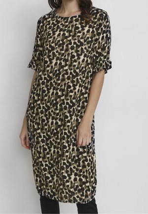 Robe ample en imprimé animalier beige, vert et noir, avec des manches courtes volantées et un col rond. Texture de tissu lisse.