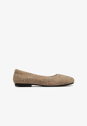 Ballerine in tessuto marrone chiaro con motivo a puntini neri. Design con punta arrotondata e suola piatta per un uso casual.