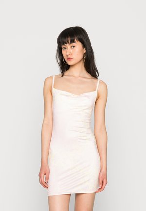 Vestido mini de cetim com alças finas, cor rosa pálido, padrão floral, silhueta justa e decote drapeado, criando uma textura suave.