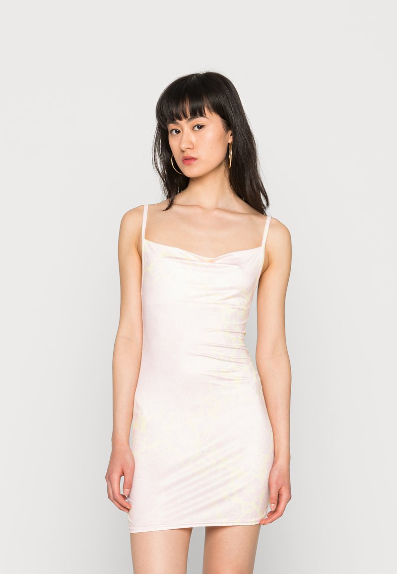 Vestido mini de cetim com alças finas, cor rosa pálido, padrão floral, silhueta justa e decote drapeado, criando uma textura suave.