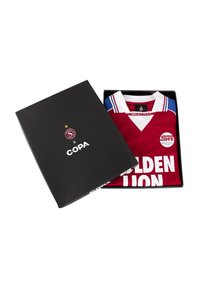 Rode sporttrui met witte en blauwe accenten, voorzien van een v-hals en opgevouwen kraag. Verpakt in een zwarte doos met het label "COPA."