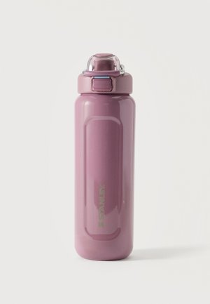 Bouteille d'eau isolante violet clair avec couvercle à clapet et couverture protectrice transparente, debout sur un fond uni.