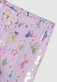 Leggings lilla con motivi lucidi di unicorni e stelle multicolori. Tessuto liscio e morbido con una fascia elastica in vita.