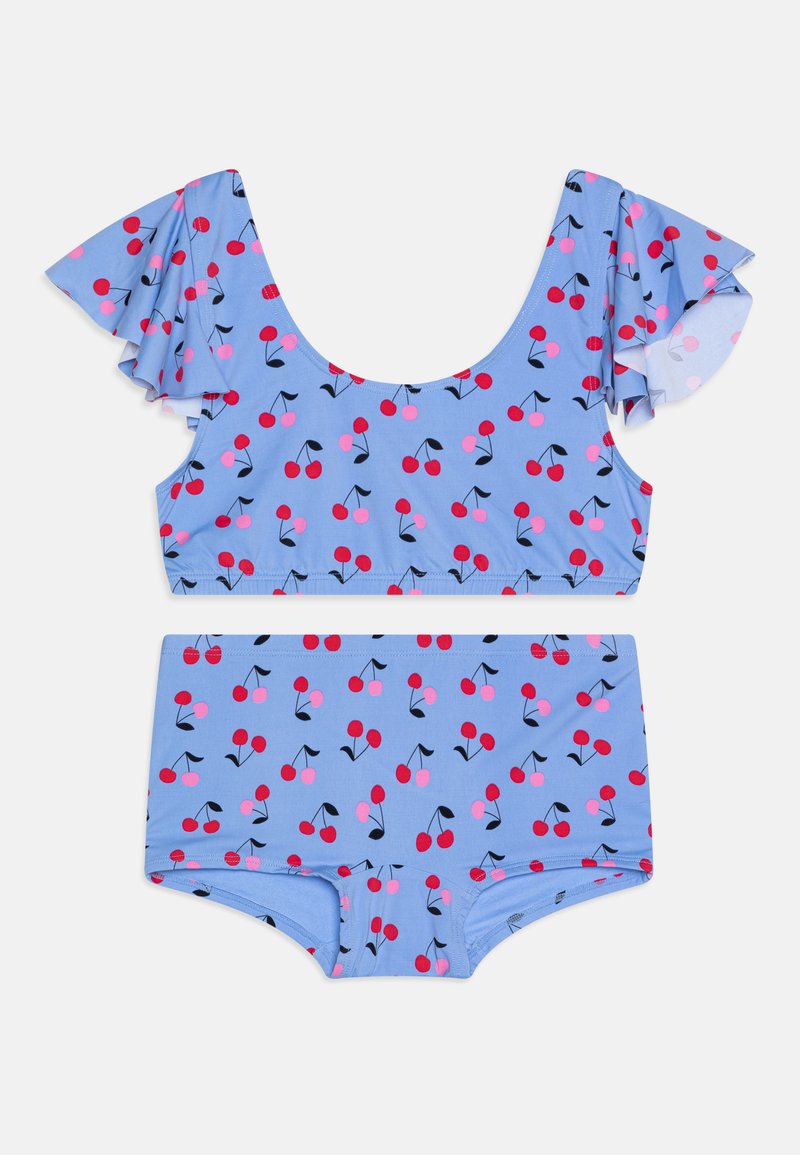 Blaues Badeanzug-Set mit Rüschen an den Schultern, das ein Kirschmuster in Rot und Pink auf einem hellblauen Hintergrund zeigt. Die Unterteile haben ein passendes Design.