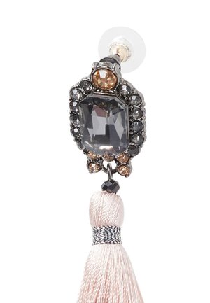 Ørering i sølvfarve med sorte og ravfarvede ædelsten og en lyserød dusk hængende fra bunden.