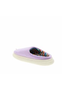 Zapatilla púrpura con un exterior de textura suave y una suela color crema. El interior presenta un patrón de rayas coloridas.