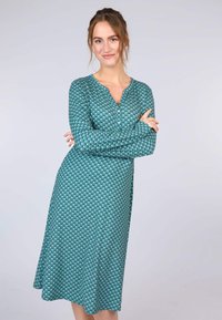 Tee-farbene Langarmkleid mit geknöpftem V-Ausschnitt, das ein geometrisches Muster mit kleinen Rauten und einem fließenden Midilängenrock aufweist.