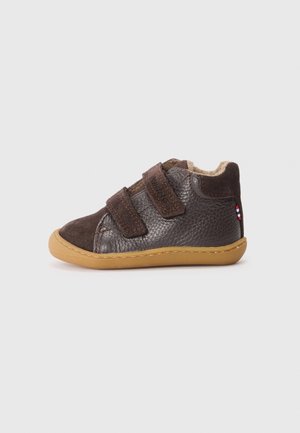 Pantof brown din piele pentru gleznă, cu două benzi de Velcro, un superior din nabuc și talpă din cauciuc, având un interior căptușit și detalii cusute.