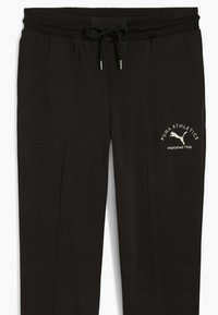 Sorte sportsbukser med snøre i taljen, sidelommer og hvidt "PUMA ATHLETICS grundlagt 1948" logo på venstre lår.