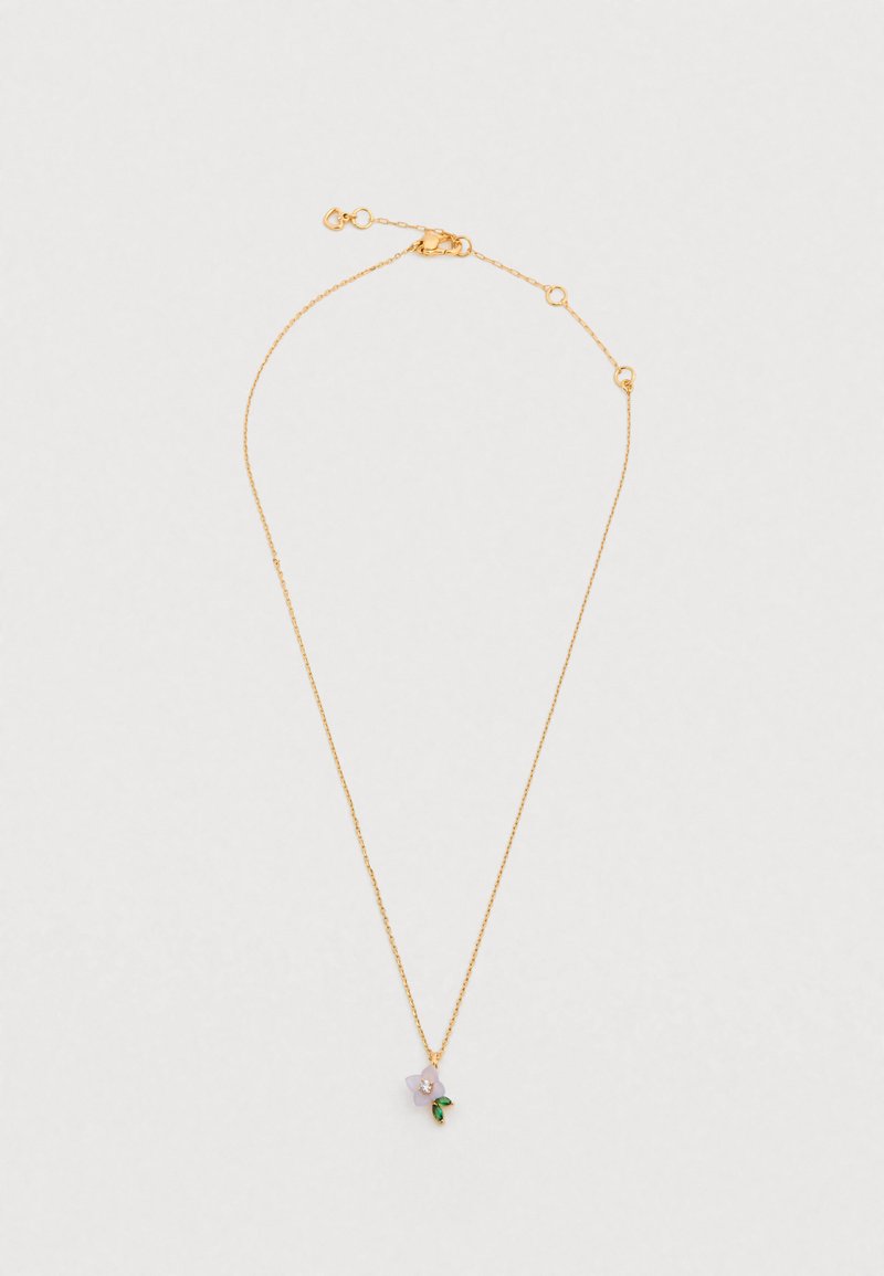 Zelta ķēdīte ar ziedu kulonu, kuram ir gaiši violetas ziedlapiņas un zaļas nianses, aprīkota ar omāra aizdari un regulējama garuma.