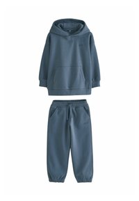 Zestaw bluz z kapturem i dresów w ciemnym teal. Bluza ma kieszeń kangurką; dresy mają elastyczny pas i mankiety. Miękka tkanina.