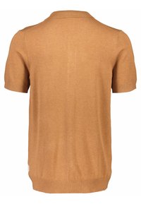 Lyhythihainen, ruskea neulospolo, jossa on kaulus. Pehmeä rakenne, istuva muoto, jossa on ribbireunat ja pieni etiketti vasemmassa alakulmassa.