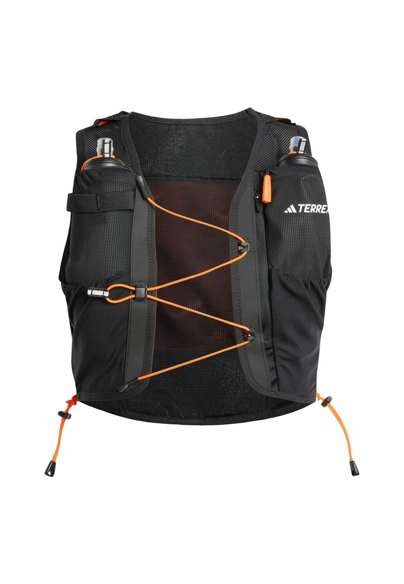 Chaleco de running negro de malla con acentos naranjas. Cuenta con correas ajustables, múltiples bolsillos para almacenamiento y detalles reflectantes para mayor visibilidad.