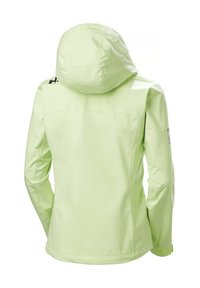 Chaqueta impermeable verde claro con capucha, que presenta un diseño elegante, textura suave y acentos de logo en el hombro y la manga.