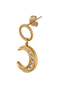 Zlatá kruhová náušnice ve tvaru půlměsíce s pěti průhlednými drahokamy podél jednoho okraje a texturovaným kruhovým zdobením.