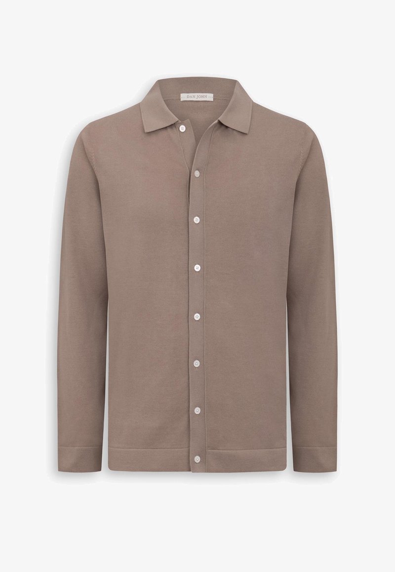Koszula na długi rękaw w kolorze taupe z kołnierzykiem, siedmioma białymi guzikami z przodu i prostym dołem.