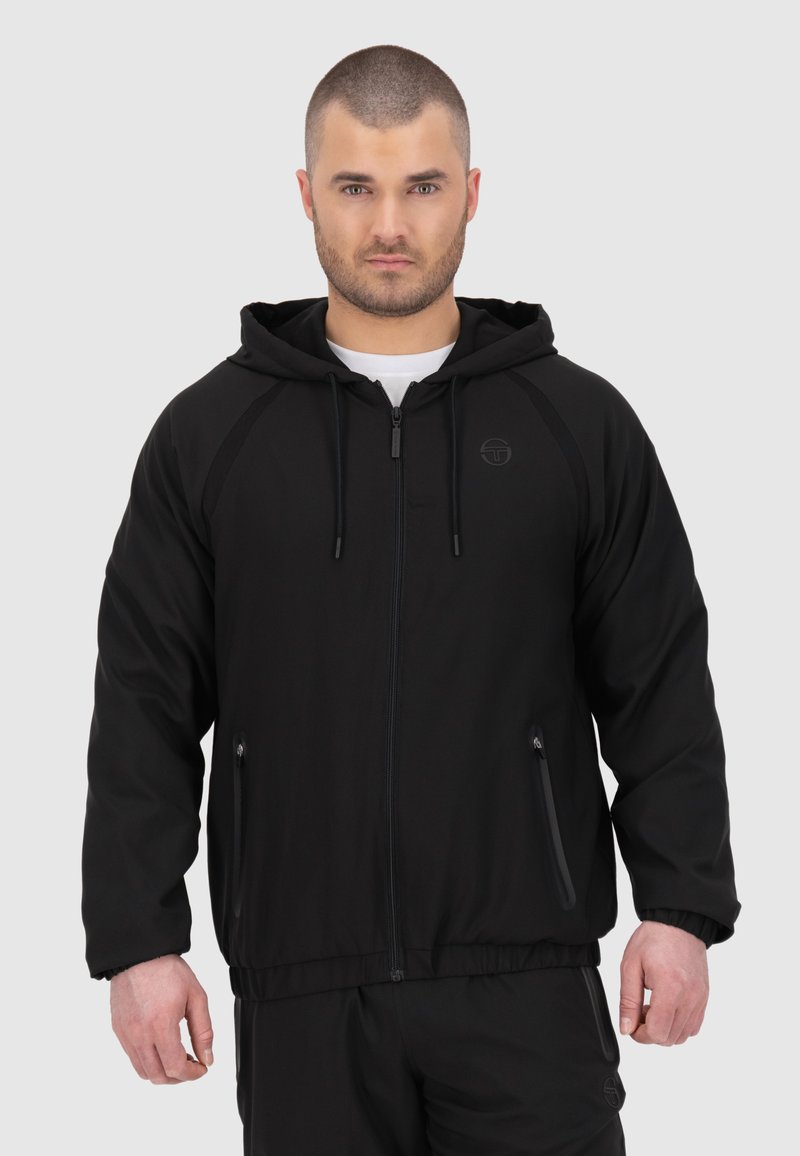 Sweat à zip noir avec capuche à cordon, poignets élastiques, deux poches latérales et un petit logo sur la poitrine, fabriqué en un tissu lisse et durable.