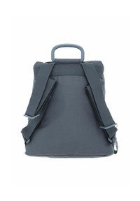 Sac à dos gris avec un tissu texturé, des bretelles rembourrées et une poignée sur le dessus. Comprend des poches latérales et une forme rectangulaire.